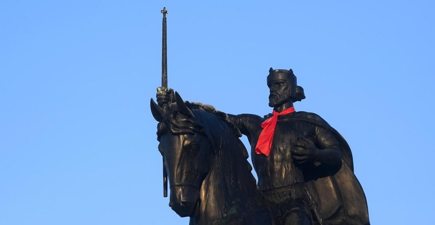 Evo zašto je na kipu kralja Tomislava u Zagrebu osvanula crvena kravata
