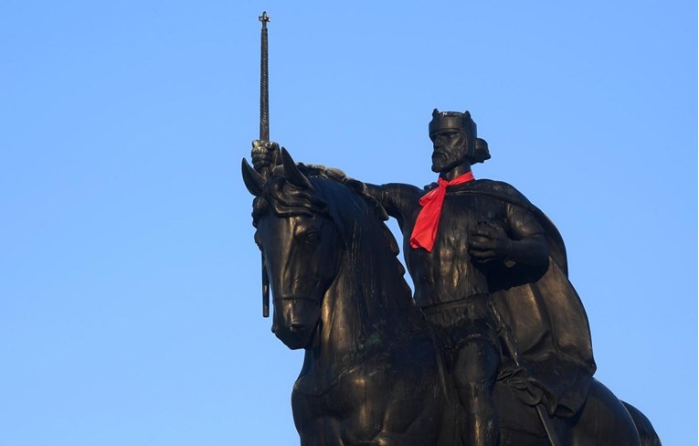 Evo zašto je na kipu kralja Tomislava u Zagrebu osvanula crvena kravata