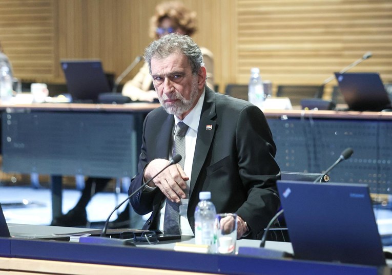 Učitelji informatike upozoravaju na kaos u školama, Ministarstvo sve negira