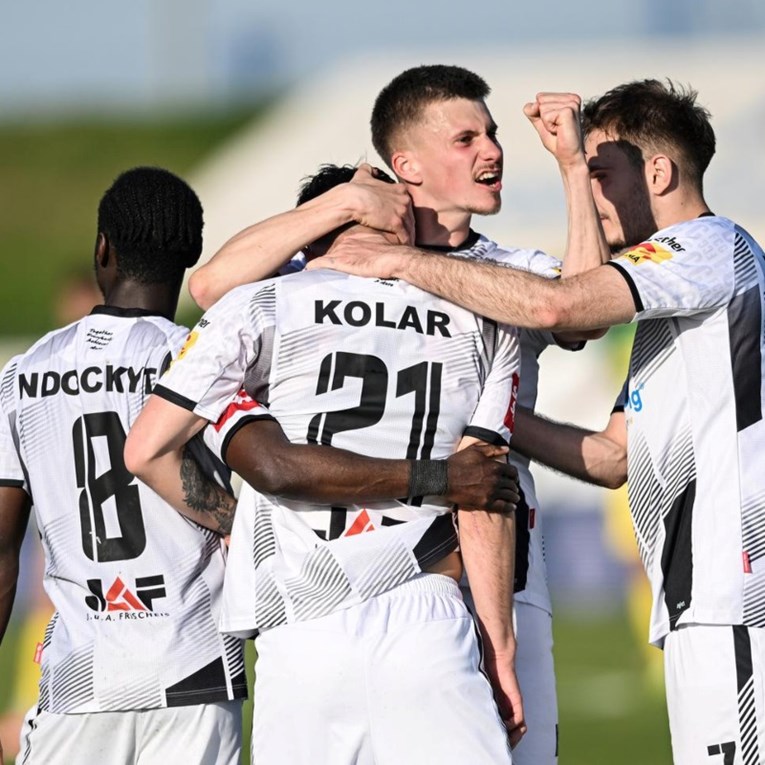 Hajdukov komentator: Dobar dan svima, a pogotovo Pajazitiju. Malo nam fali do ludila