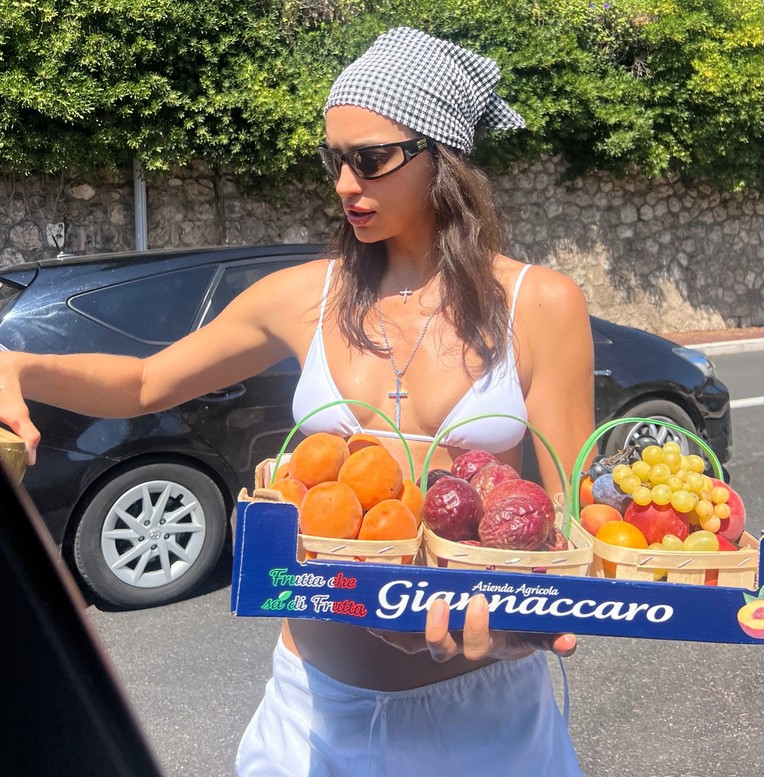 Irina Shayk je v preprostem belem bikiniju pokazala, zakaj je manj več
