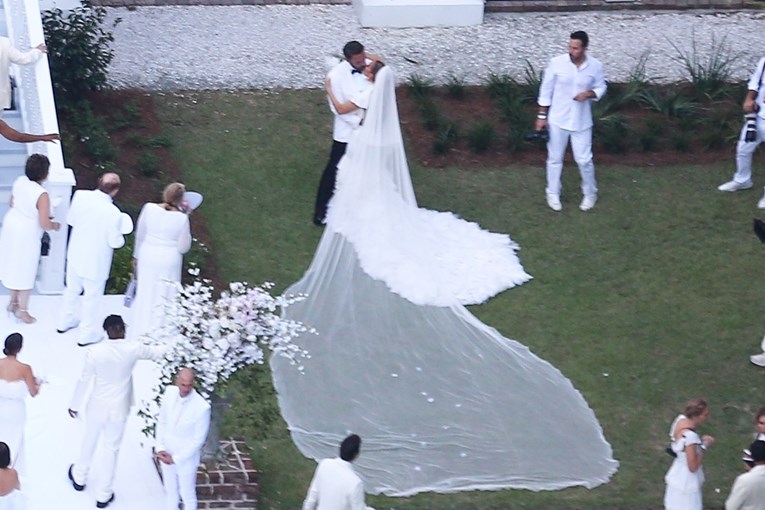 Objavljene prve fotke vjenčanice J.Lo, raskošni veo od tila ukrao pažnju