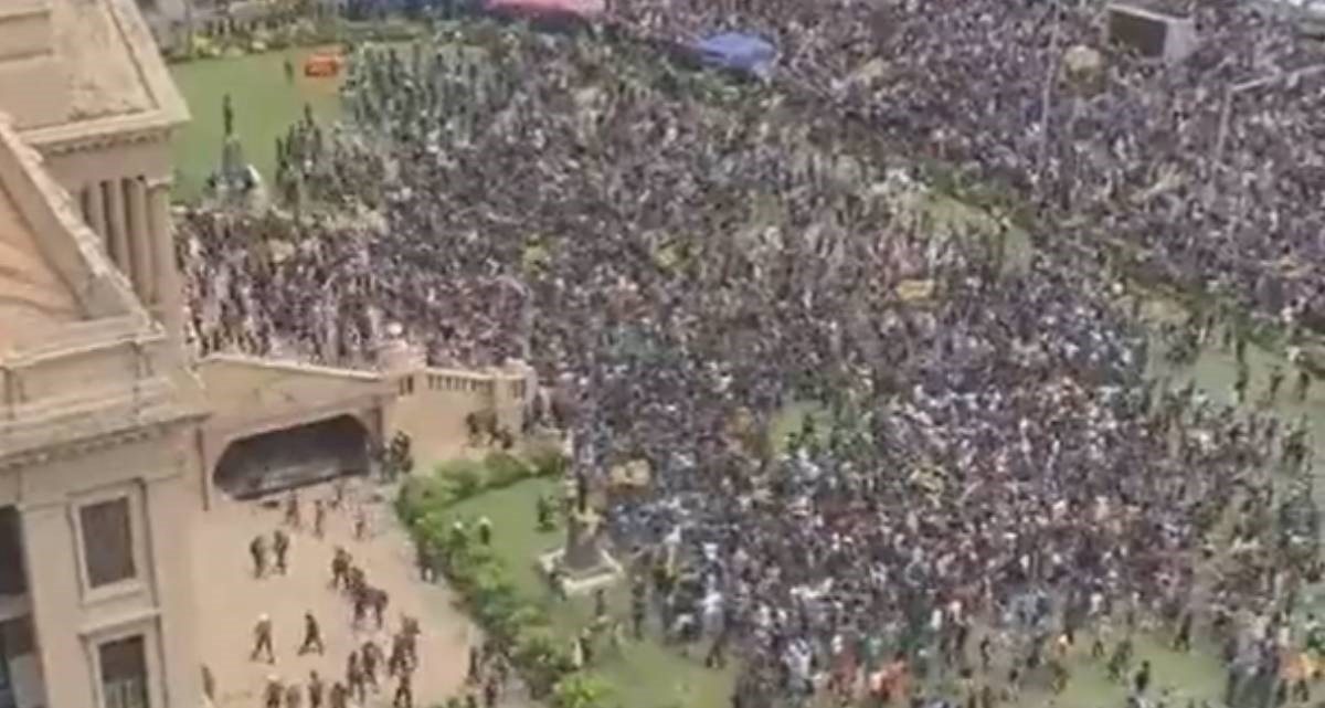 VIDEO Prosvjednici upali u rezidenciju predsjednika Šri Lanke, on pobjegao