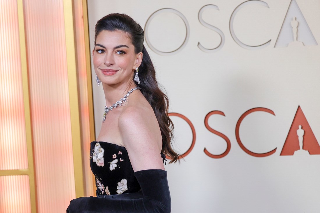 Anne Hathaway zablistala u crvenom, nakit i torbica ukrali poglede