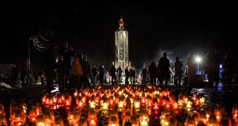 Kijev božićnim drvcima prkosi Putinovim napadima