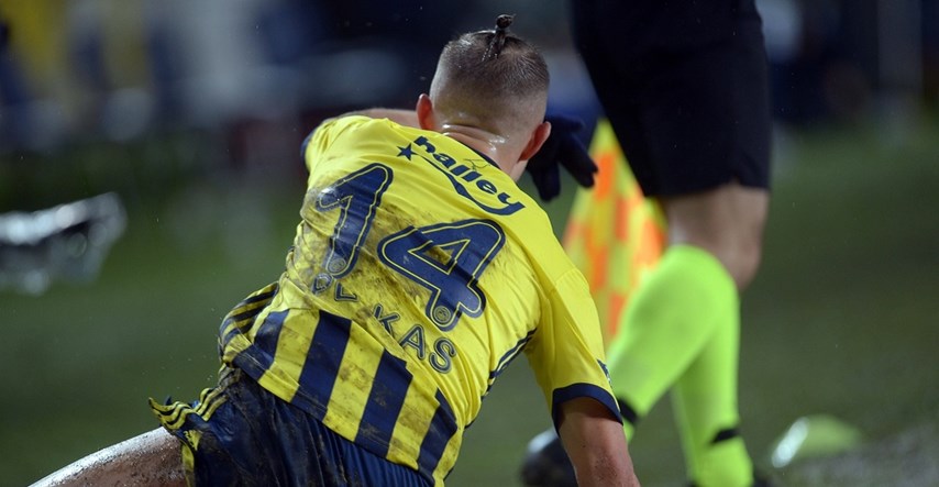 Grčki nogometaš pregrizao jezik i izgubio svijest u sudaru sa suparnikom