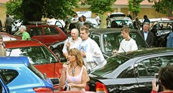 Svećenik u Čepinu blagoslivljao aute: "Običaj je dati 1 cent po prijeđenom kilometru"