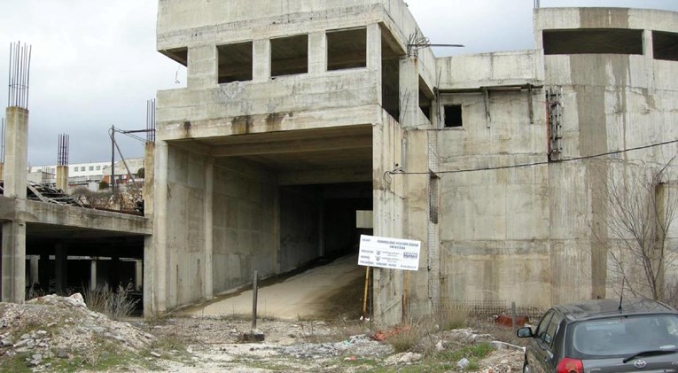 Dijete teško ozlijeđeno u padu u okno lifta u napuštenom objektu u Primoštenu