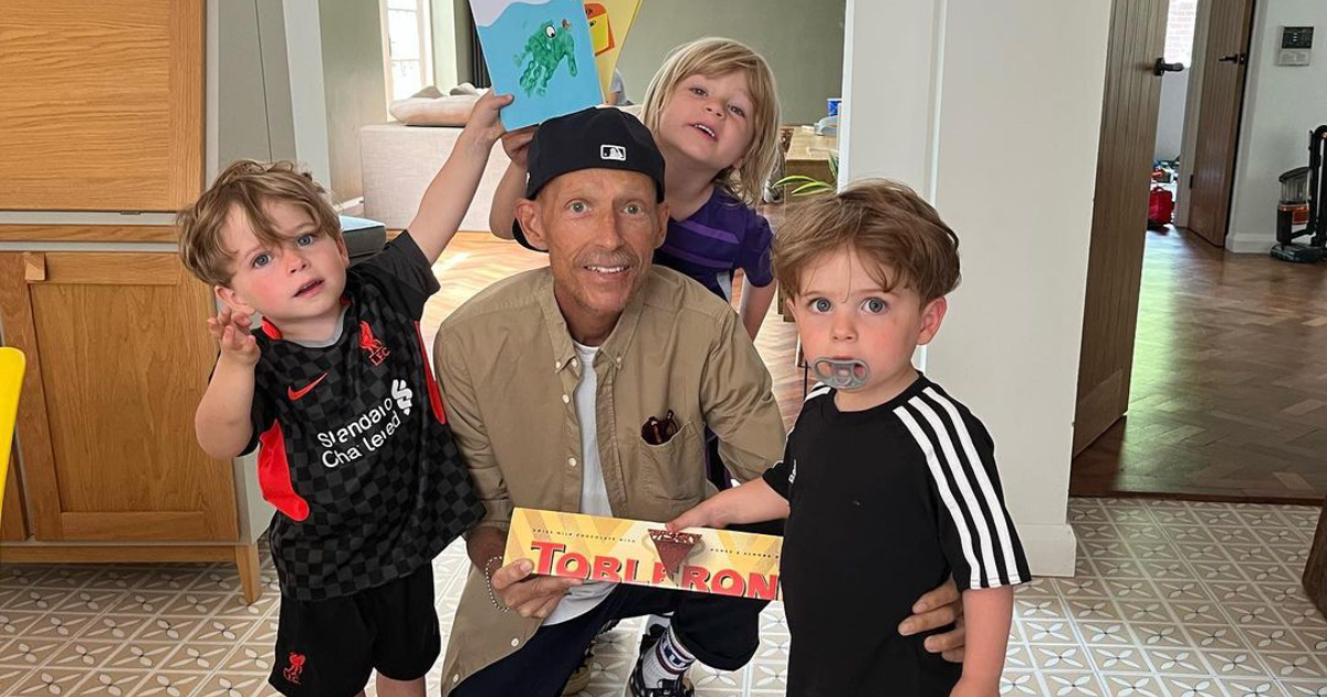 Preminuli britanski voditelj pripremio poklone za 18. rođendan sinova (2, 2 i 5)