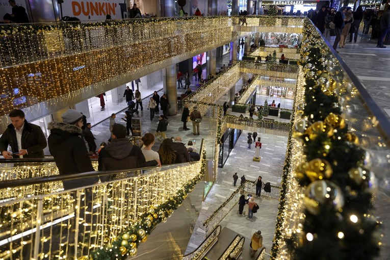 Raste blagdanska potrošnja u maloprodaji u SAD-u, kažu Visa i Mastercard