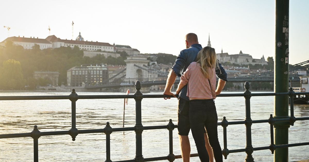 Nabujali Dunav u Budimpešti privukao turiste, fotkaju se i uživaju uz rijeku