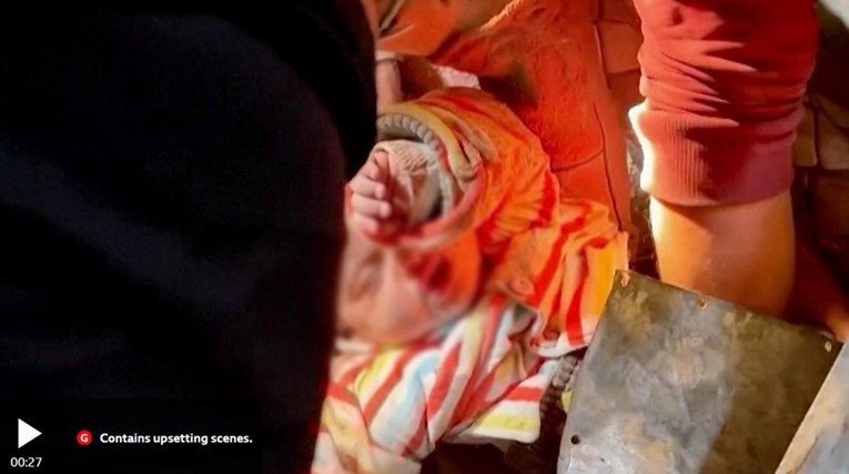 VIDEO Rukama kopali i iz ruševina u Gazi izvukli živu bebu