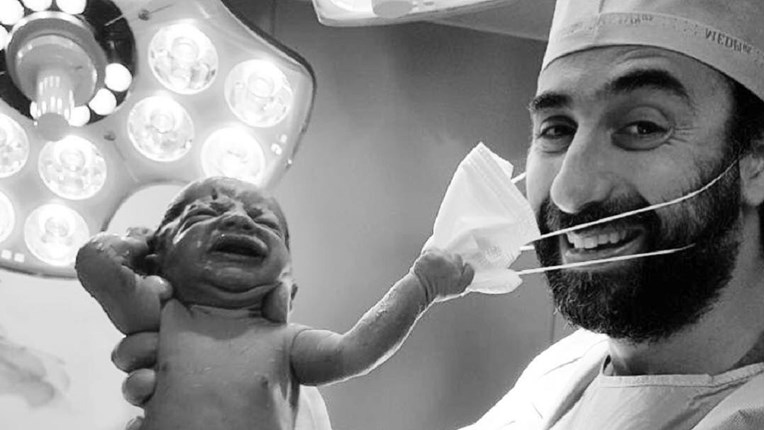 "Simbol nade usred borbe s koronom": Novorođenče zbog svog poteza postalo viralni hit