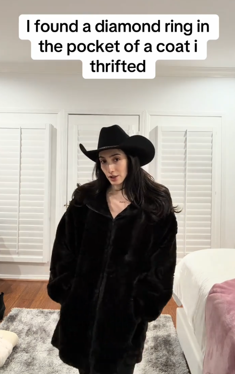 Žena kupila kaput u second handu, u džepu pronašla prsten