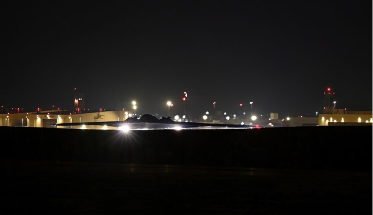 VIDEO Amerika digla B-2 bombardere