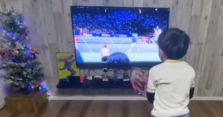 Video malog Japanca koji imitira Federera postao hit na internetu