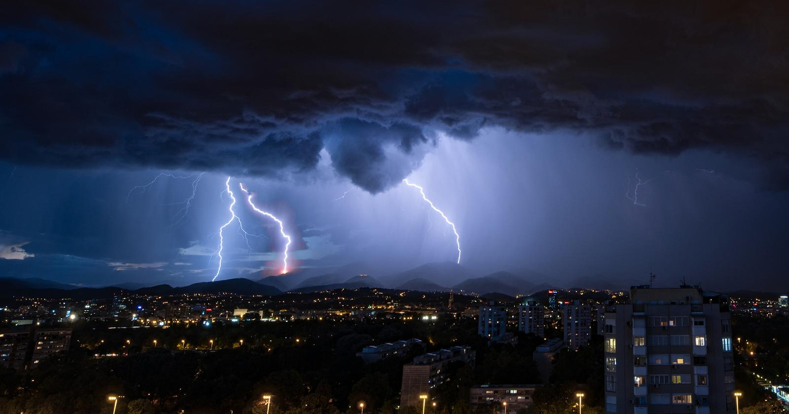Nakon paklene vrućine stižu pljuskovi, tuča, olujni vjetar i pad temperature