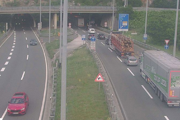 Netko vozi u suprotnom smjeru na A7 u Rijeci