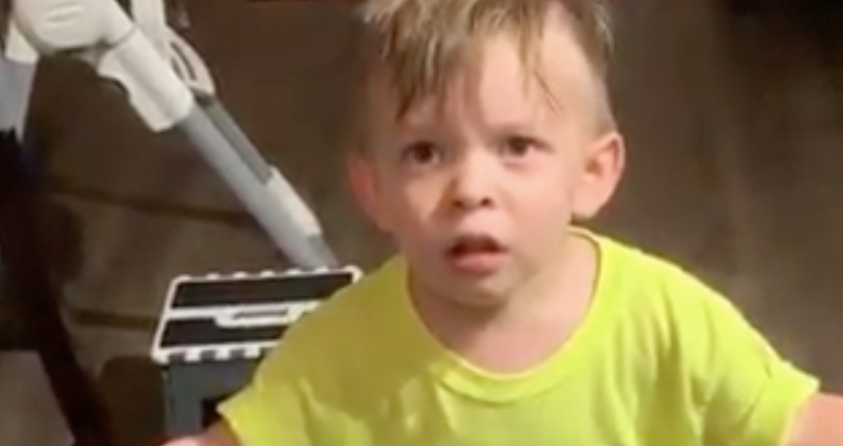 Mama otišla na posao, a nije poljubila sina. Njegova reakcija je urnebesna