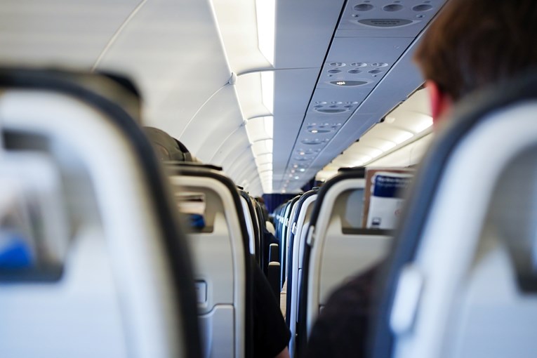 Jake turbulencije pri slijetanju leta iz Abu Dhabija. Nekoliko je ozlijeđenih