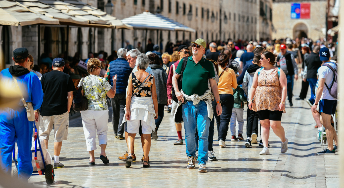 Dubrovnik je već pun turista, pogledajte gužvu na Stradunu