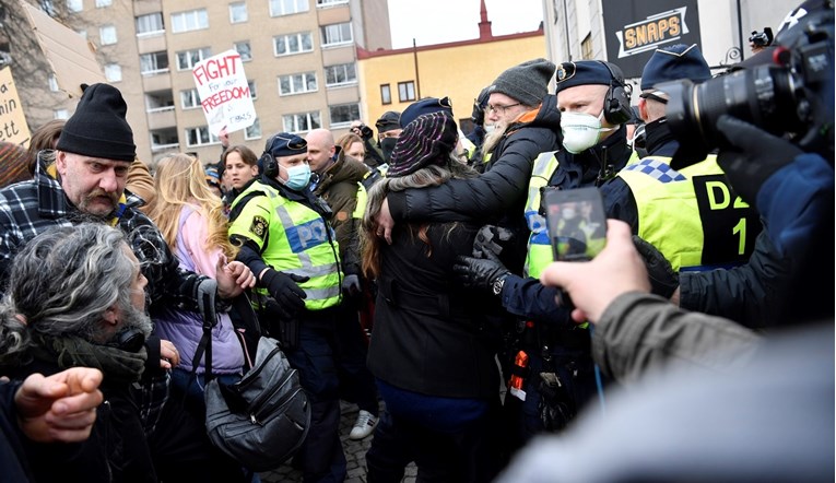 Stotine ljudi prosvjedovale protiv mjera u Švedskoj, policija ih rastjerala