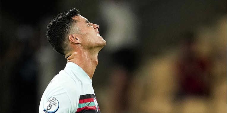 Navijači sprdaju Ronalda nakon što je Portugal ispao s Eura: "Nije bilo penala"