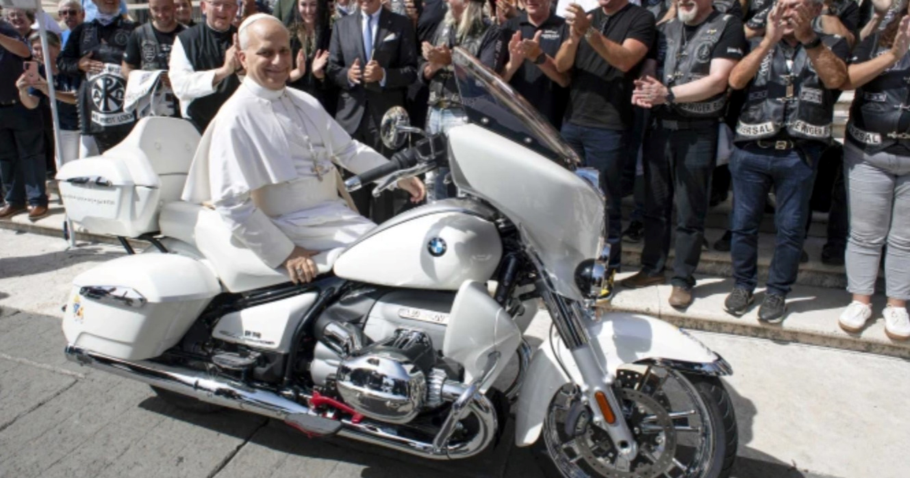 Papa Lav primio Jesus Bikere i sjeo za posebno dizajnirani BMW R 18
