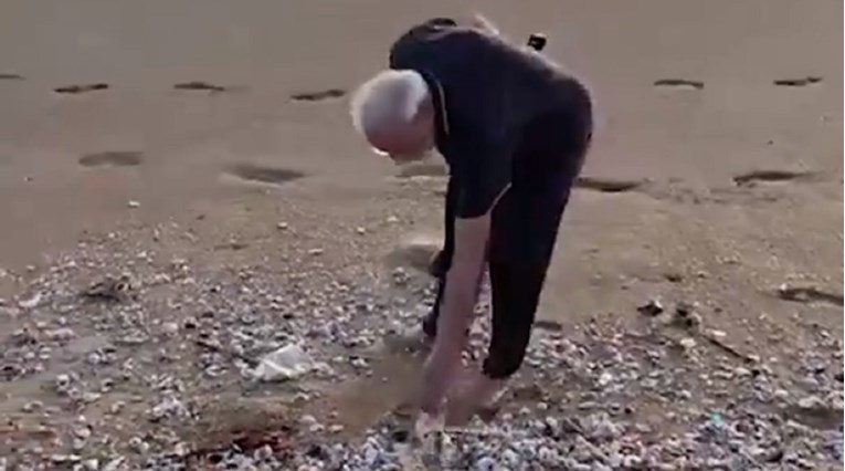 VIDEO Indijski premijer skupljao smeće s plaže