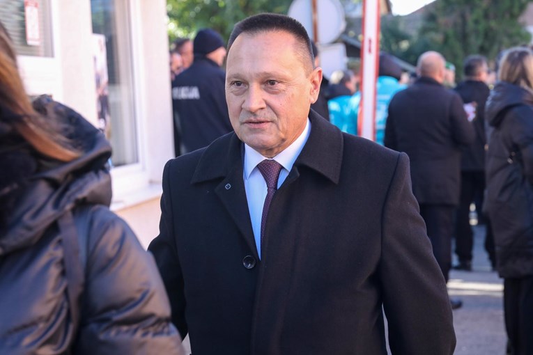 Policija: Mladi Jastreb autom naletio na dijete. On: Dijete me udarilo u automobil