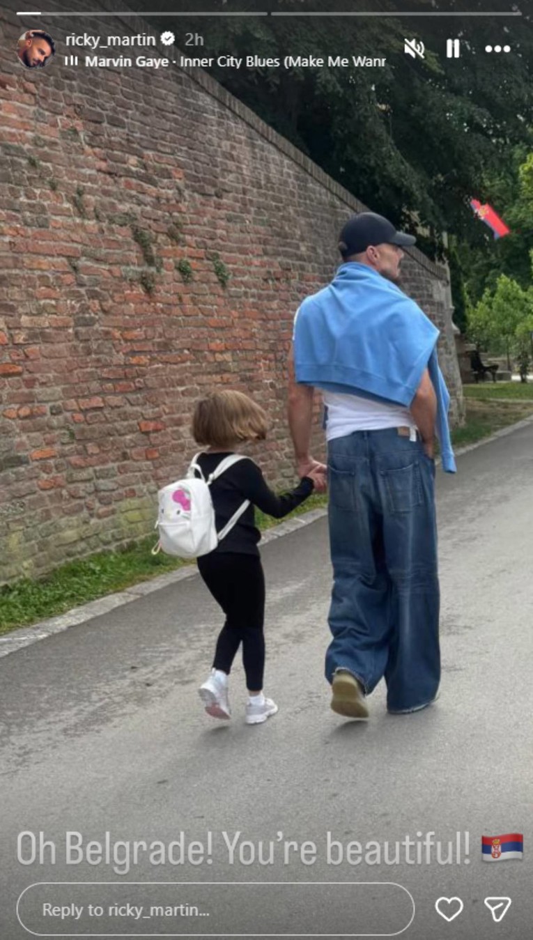 Ricky Martin prošetao Beogradom prije koncerta. Kupio šajkaču i srpsku zastavu?