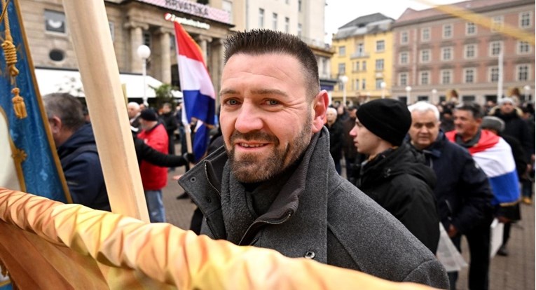 Iz Njemačke došao klečati u centru Zagreba: "Pozivam muškarce da nam se pridruže"