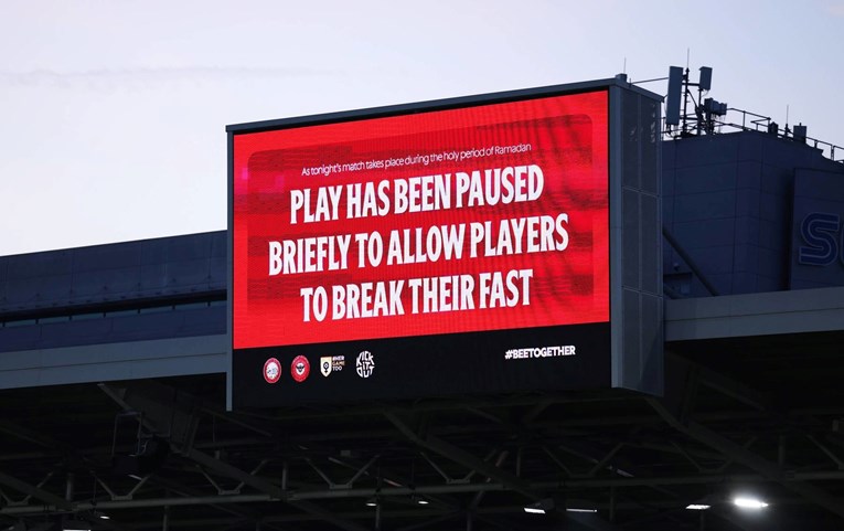 Premier liga pauzama na utakmicama omogućava muslimanima da prekinu post u Ramazanu