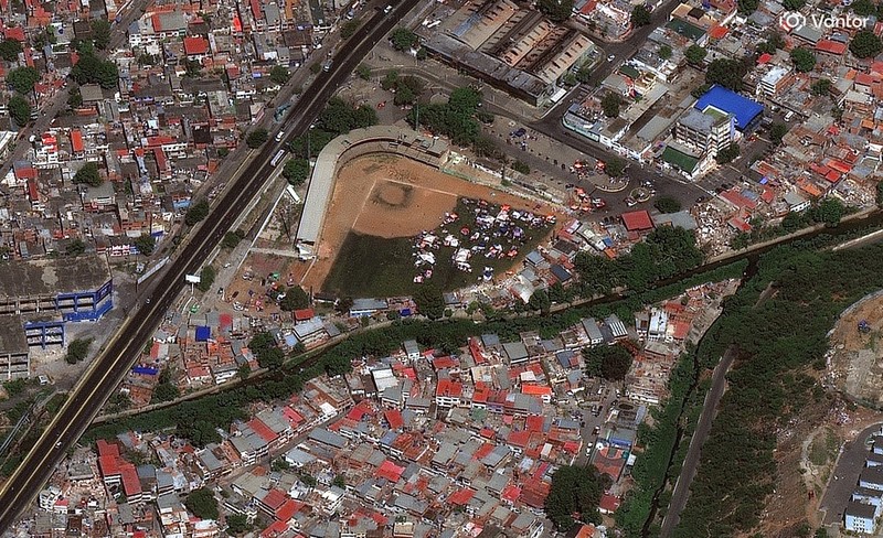 Satelitska snimka koju je objavila tvrtka Vantor prikazuje šatore i privremena skloništa postavljena na bejzbolskom igralištu u La Guairi u Venezueli, 29. lipnja 2026. Mnogi dijelovi Venezuele, razoreni prošlotjednim dvostrukim potresima, još nisu primili značajniju pomoć vlasti, zbog čega su stanovnici velik dio spašavanja prisiljeni obavljati sami.