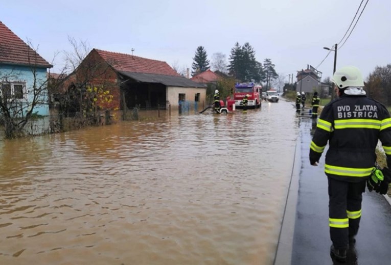 Poplava u Zlatar Bistrici, voda ulazi u kuće