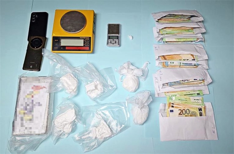 Policija kod Makarske pronašla 1.6 kg kokaina, a u Prgometu plantažu marihuane
