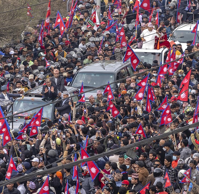 Kralj Gyanendra se vratio u Nepal, tisuće ga žele ponovno na prijestolju