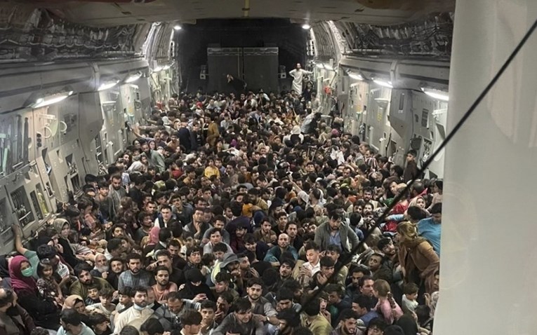 Otkriveno koliko je bilo ljudi u pretrpanom avionu koji je poletio iz Kabula