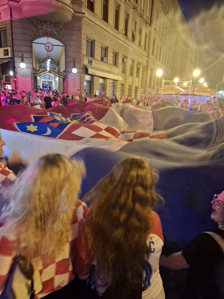 Unatoč kiši, vjetru i munjama, navijači pronijeli ogromnu hrvatsku zastavu Zagrebom