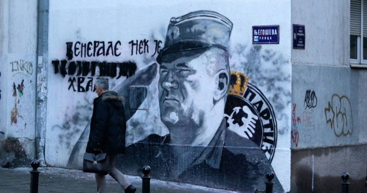 FOTO U Novom Sadu plakati koji veličaju Mladića na dan sjećanja na Srebrenicu