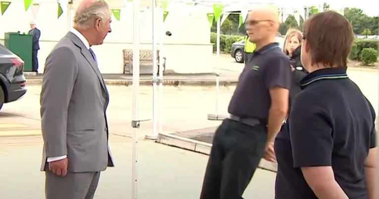 VIDEO Radnik iz supermarketa pao u nesvijest tijekom susreta s princem Charlesom