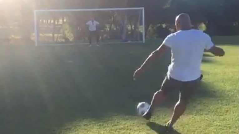 Roberto Carlos ponovio legendarni gol iz slobodnjaka nakon više od 20 godina