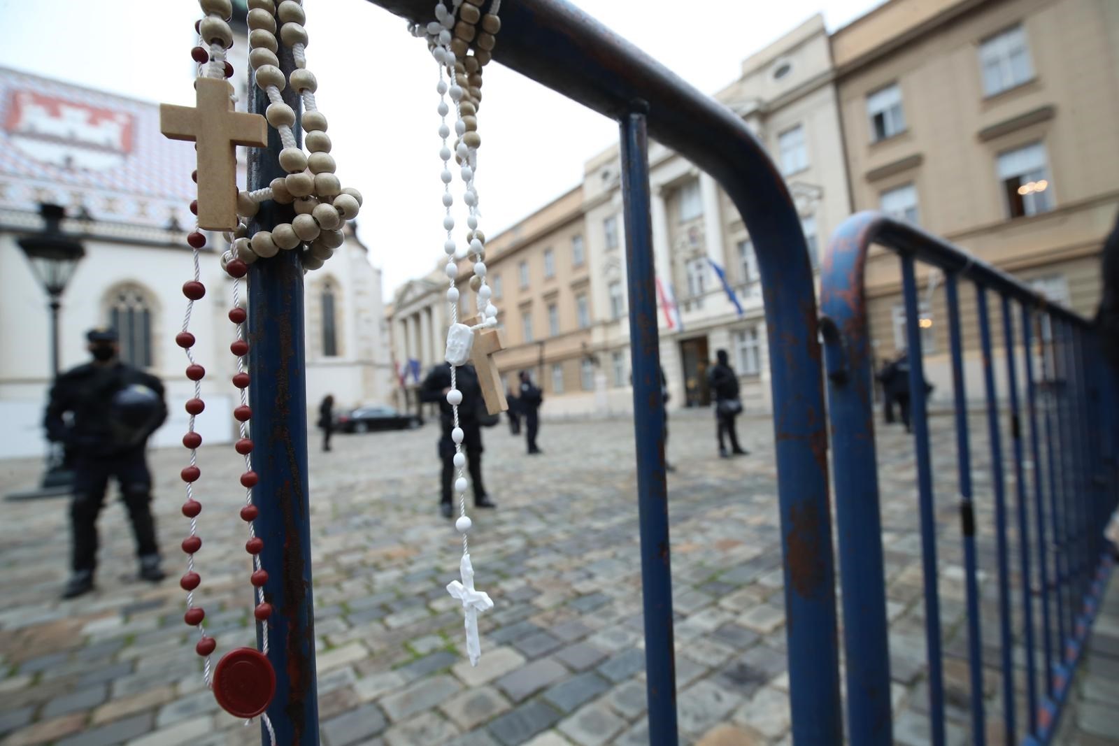 Prosvjednici pljeskali mostovcima, molili se i vikali: "Beroša na robiju"