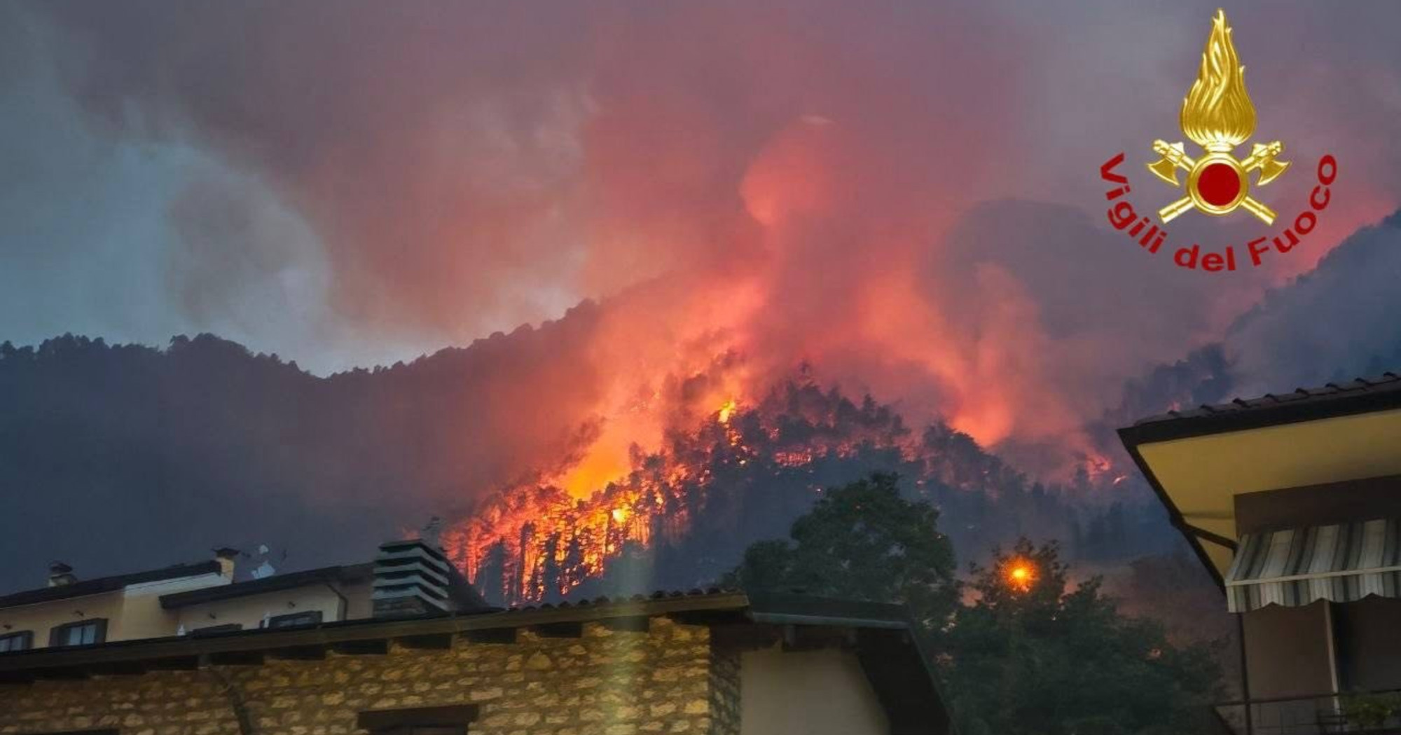 FOTO Veliki požar kod jezera Garda u Italiji, evakuirano 200 ljudi