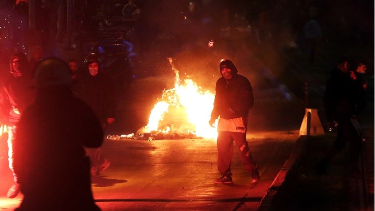 VIDEO Veliki neredi u Ateni, prosvjednici bacali molotovljeve koktele na policiju