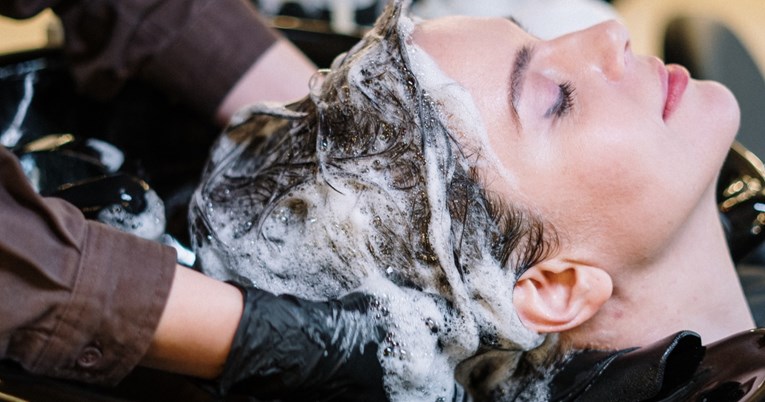 Frizer otkrio koliko biste često trebali prati kosu šamponom