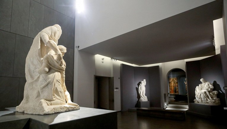 Muškarac srušio dvije biste iz antičkog Rima u Vatikanskim muzejima. Uhićen je