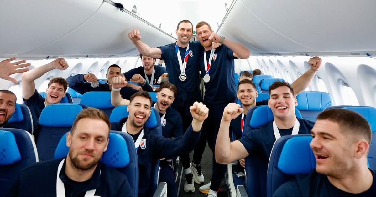 Hrvatski rukometaši zapjevali Thompsona u avionu, Karačić i Mandić predvode slavlje