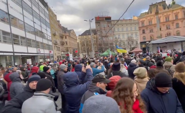 Česi zbog liberalnog predsjednika izašli na ulice u više od 400 gradova i općina