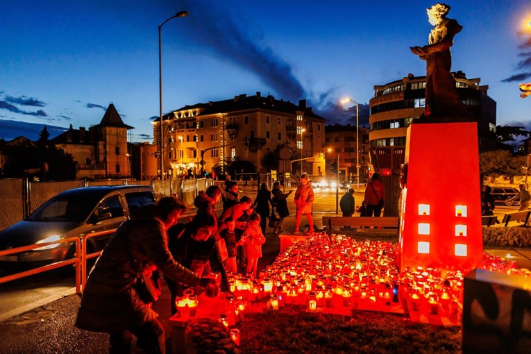 FOTO Pogledajte slike iz hrvatskih gradova: Lampioni gore za Vukovar